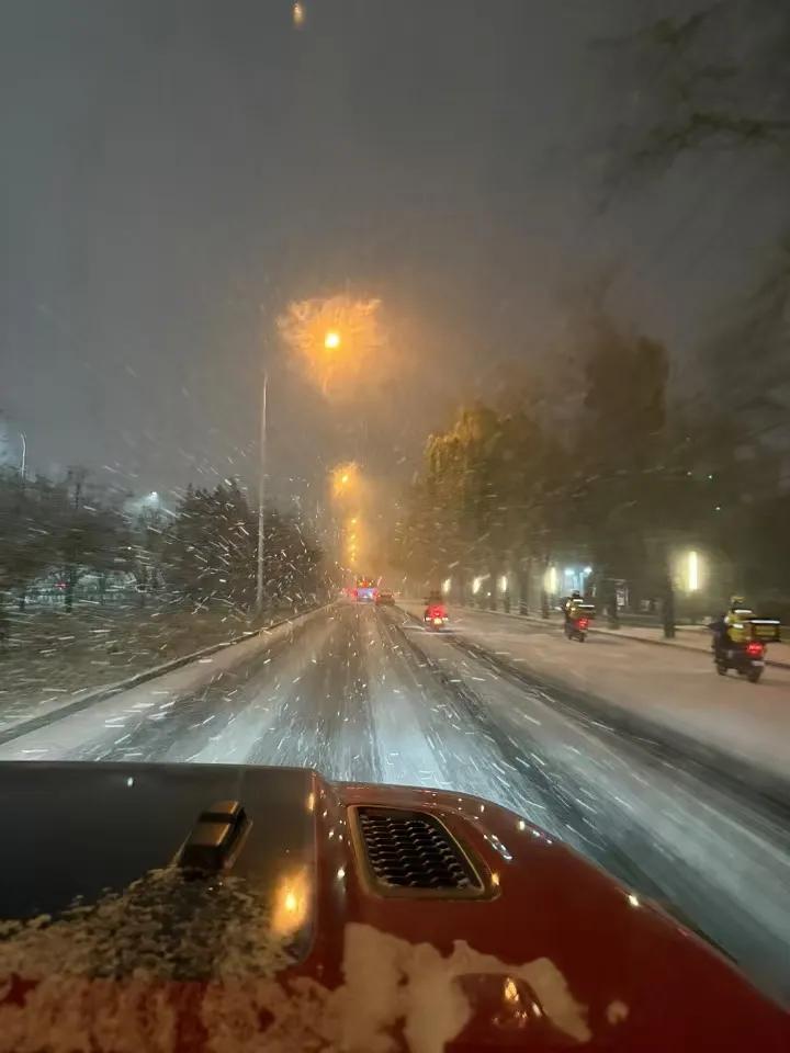冬日生活打卡季2024年11月26日晚，一场突如其来的雪落在京城，虽然没有达到官