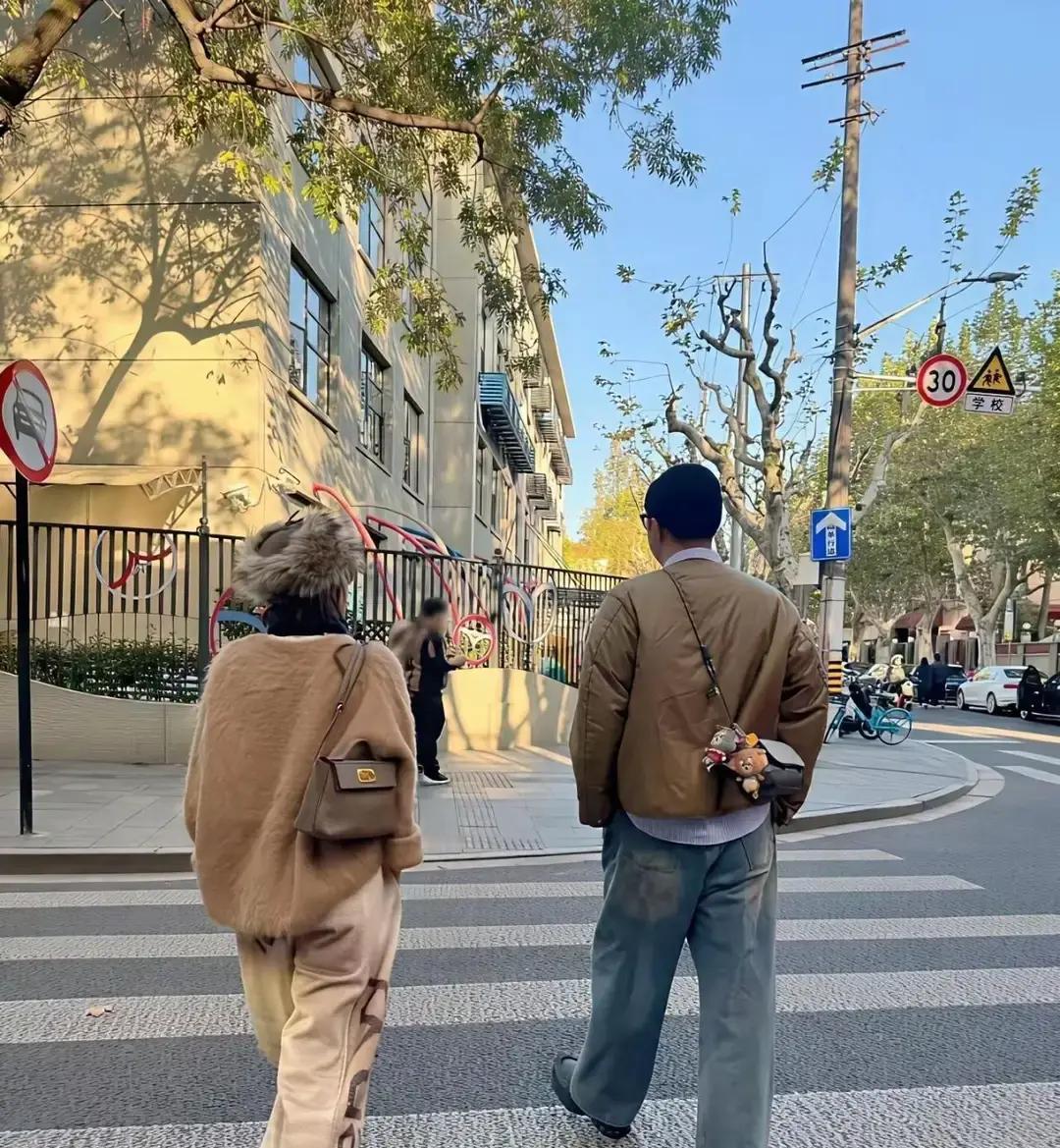 杜海涛给吴昕拎包，试衣挑得比导购还熟。
 
沈梦辰晒合照，文案像复制粘贴。
 