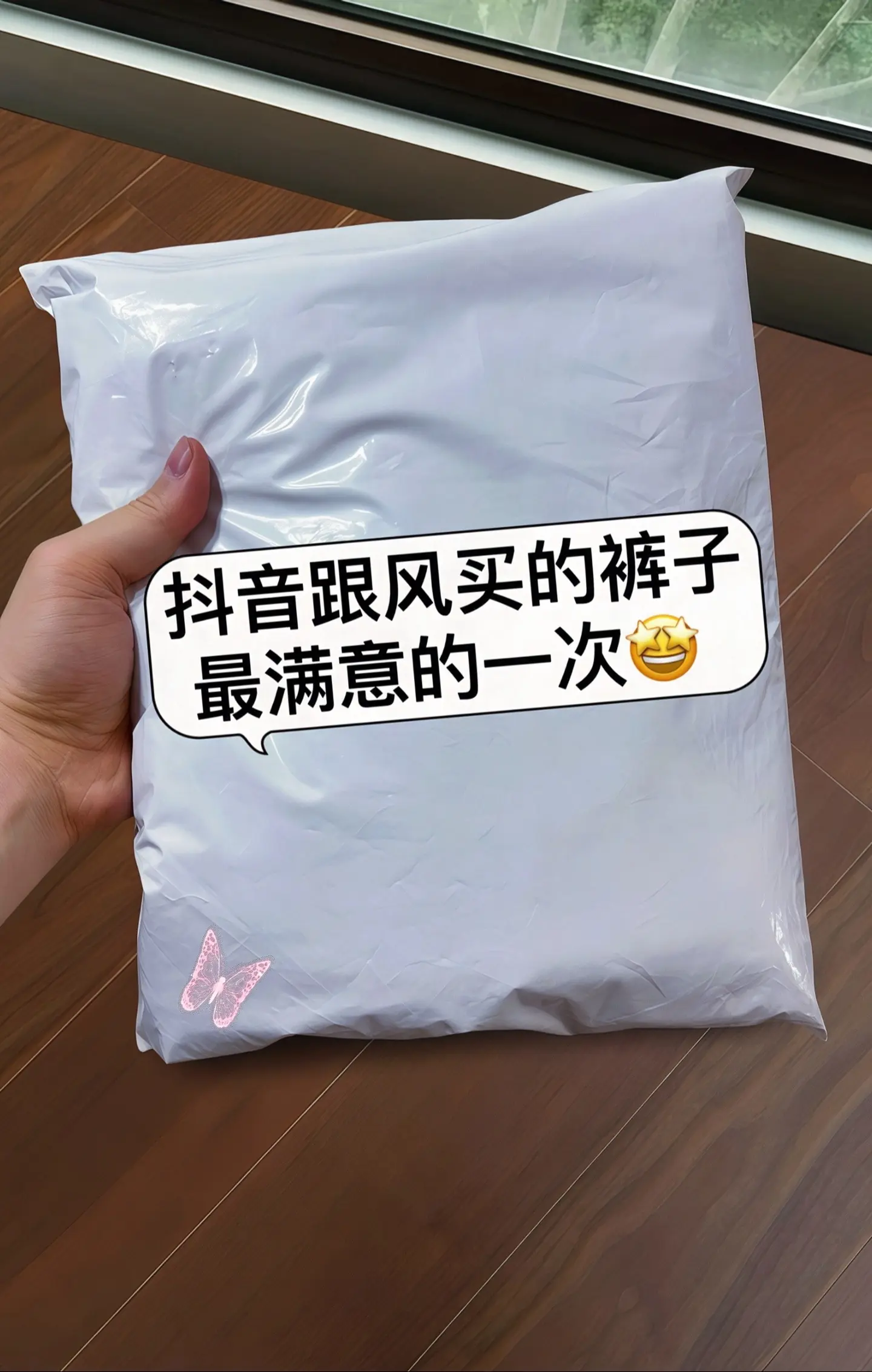 一眼爱上这条新中式九分直筒牛仔裤！带你解锁时髦新姿势。它将传统盘扣、中...