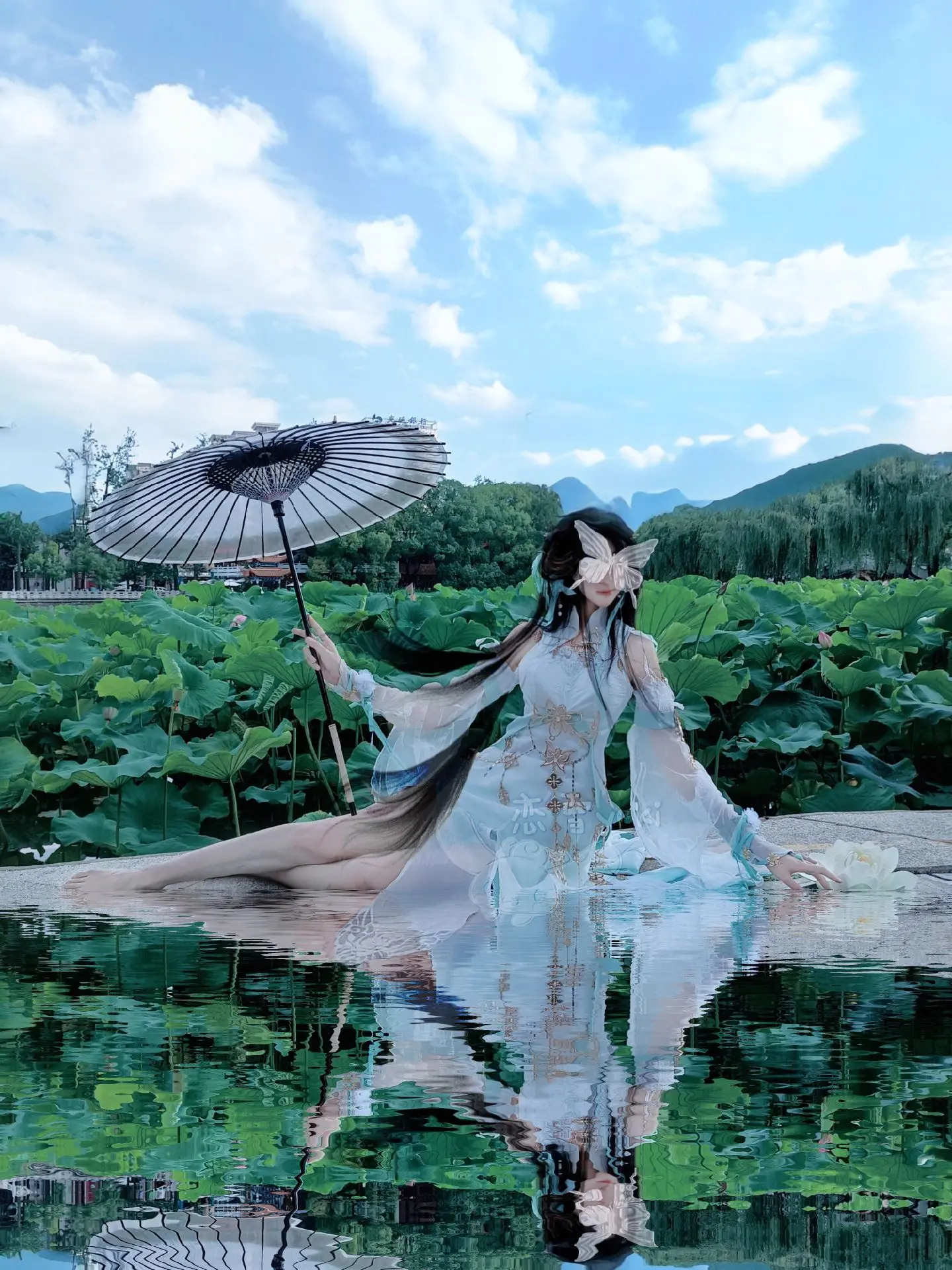 竹喧归浣女，莲动下渔舟。 素问cos二次元