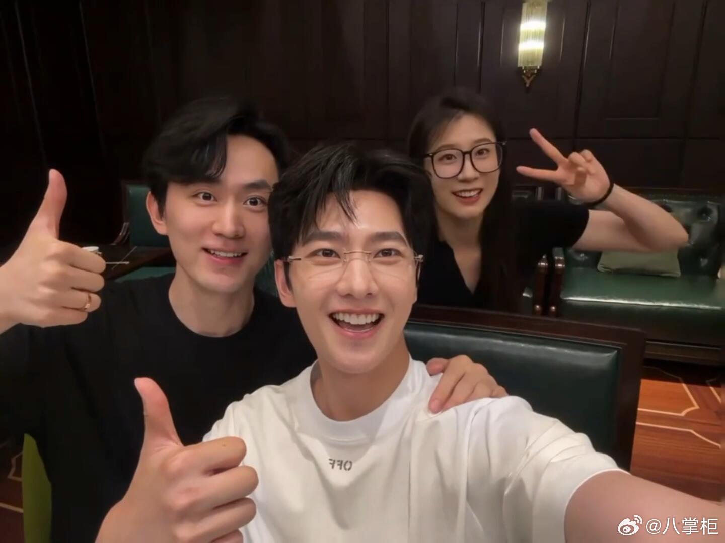 杨洋参加军艺同学聚会杨洋每年毕业季的固定节目 网友晒出杨洋军艺班级聚会合照，每年