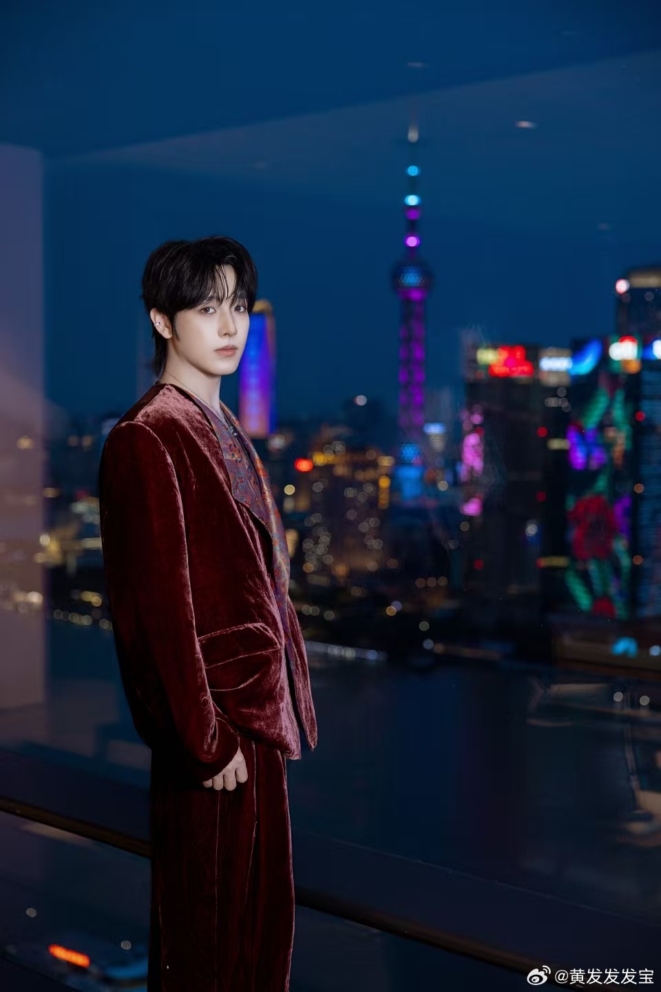 白子奕上海下暴雨出席活动白子奕在上海外滩拍摄夜景大片 上海外滩下着暴雨呢，白子奕