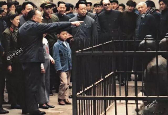 1983年2月12日下午，邓小平携家人及工作人员来到西湖边的杭州岳王庙参观凭吊。