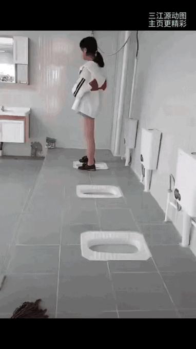 小时候的公共厕所都是设计成这样的
到现在这个时代还有这样的？