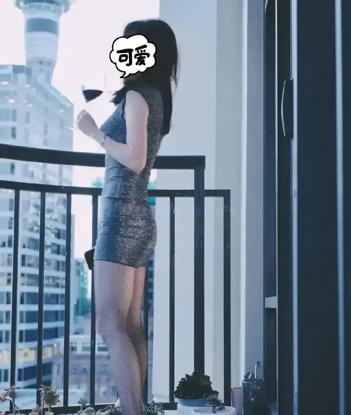 林溪删了前任还拉黑，结果对方开小号潜伏点赞旧帖私信求复合。

她4月2日发现后把