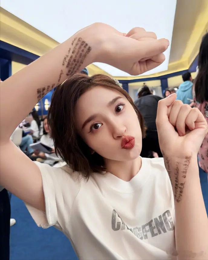 唐艺昕，太聪明了！不是因为忘记歌词跑掉了，这次是她在准备二公考试，直接把小学考试