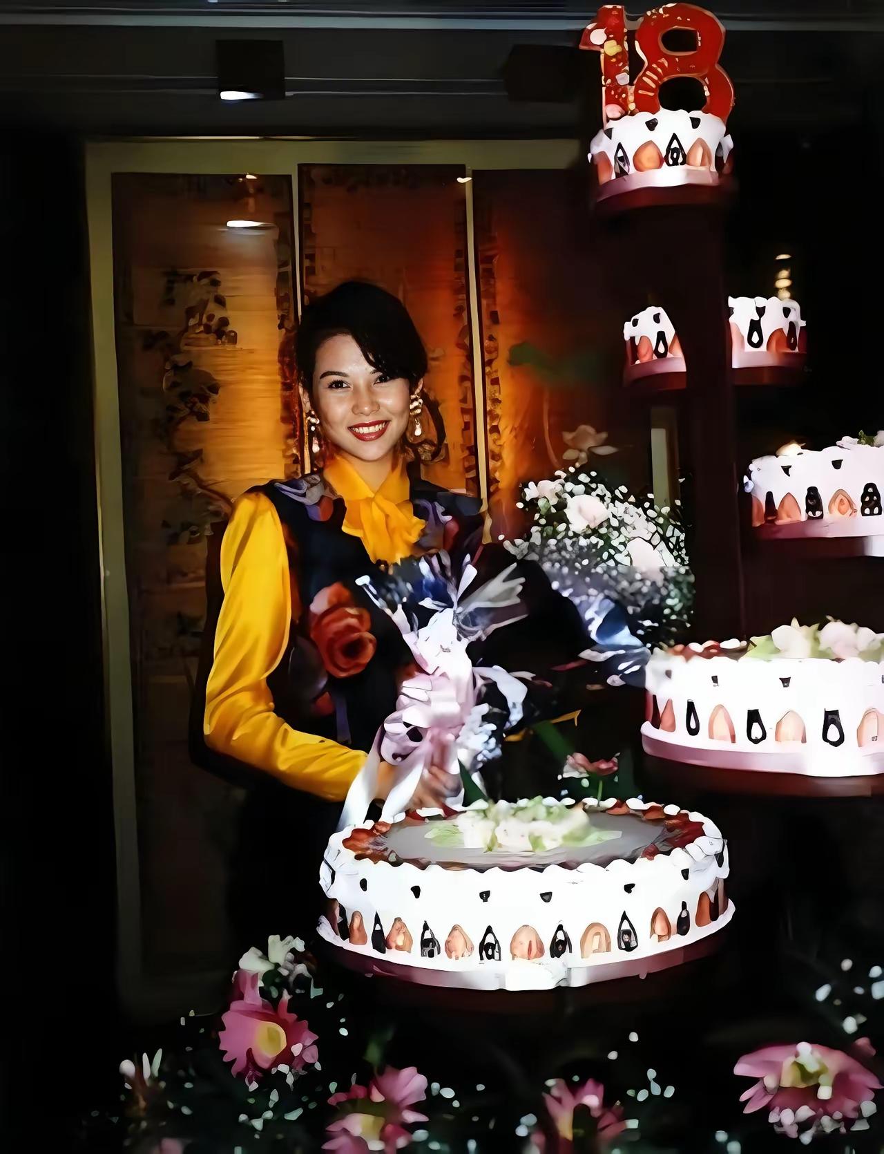 蔡少芬十八岁时生日所拍，那时候的娘娘发型和衣饰都显得过于成熟，像三十来岁。但是仔