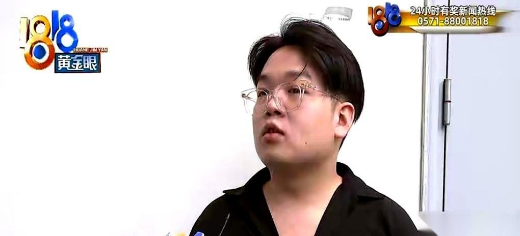 胸口突然一阵钻心的疼，小廖猛地睁开眼。
昏暗的浴场窑洞里，一只灰毛大老鼠正趴在他
