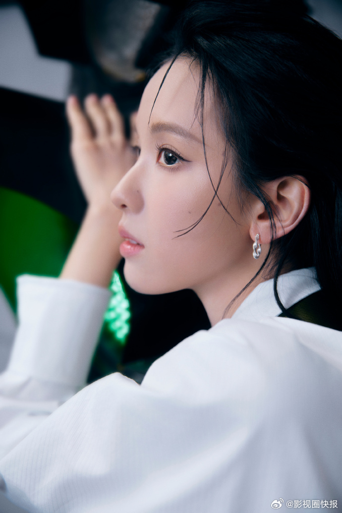 陈都灵金丝眼镜清冷智感 清冷智感透过金丝眼镜尽显，沉稳大气又不失灵动，红绿灯大片