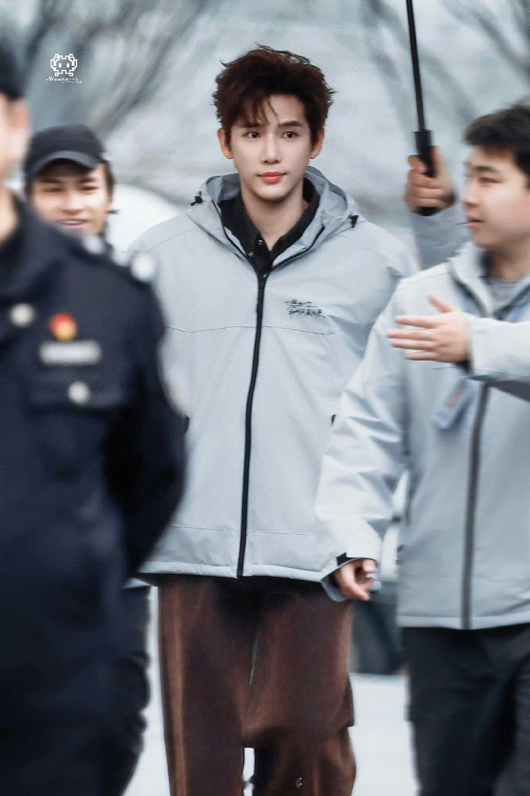 章若楠王安宇开机同框 章若楠、王安宇主演的电视剧《想把你和时间藏起来》今日官宣，