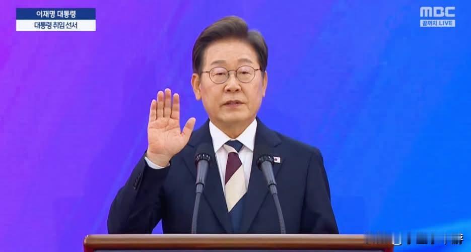 特朗普：我询问过韩国是否愿意协助伊朗去核化，结果只得到两个字：“不，谢谢”。
 