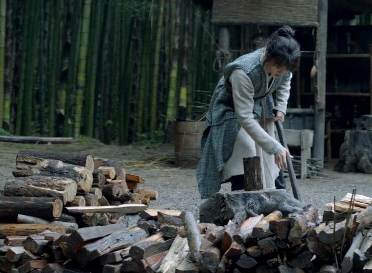 奇怪一些古装影视剧中的劈柴片段，是谁给他们据成一截一截的呢？