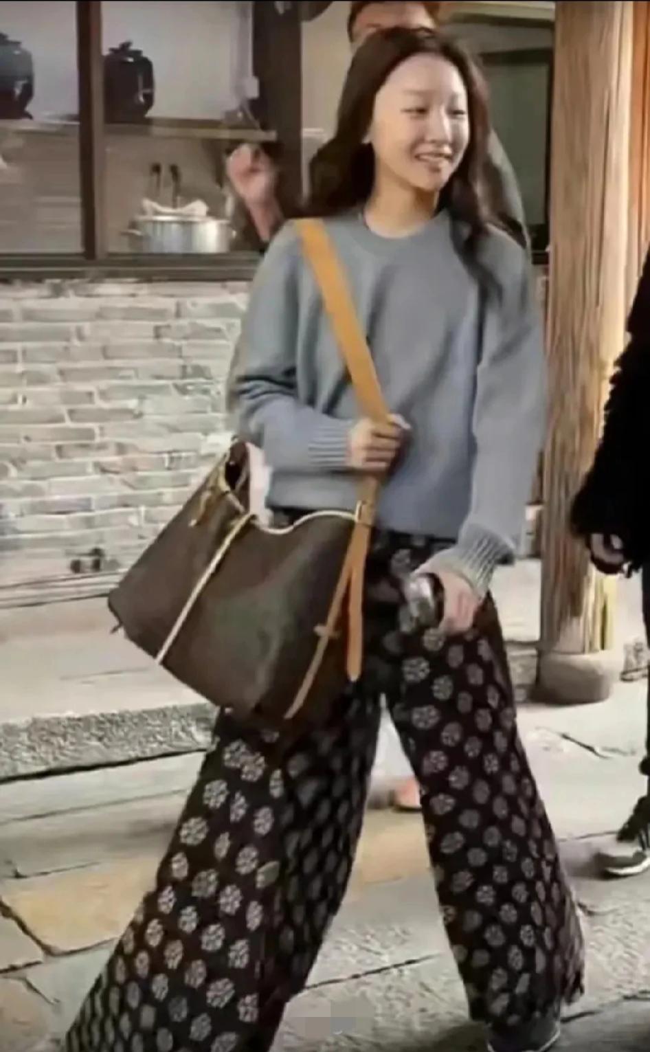 很多人都说周冬雨不美
其实我觉得也是，但周冬雨辨识度
这一点无可否认，一眼就能让