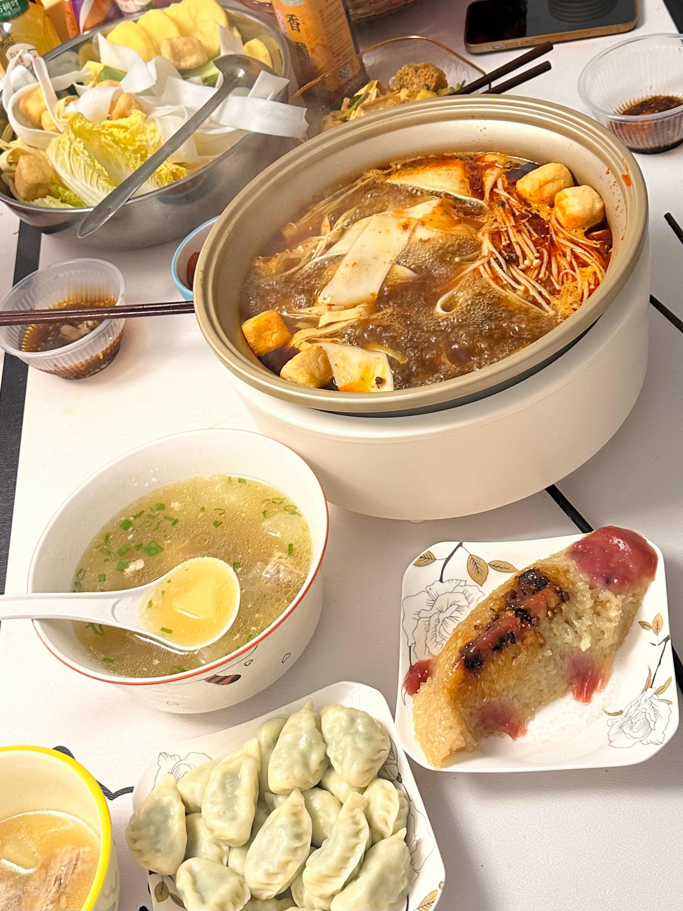 黄昏降临，天边余晖如诗，此刻围炉而坐，一锅热气腾腾的火锅便是人间至味。粗茶淡饭之