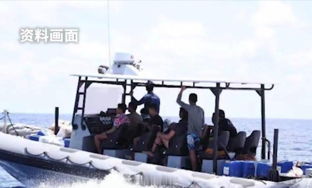 菲方称中国海警“阻止菲撤离生病人员”，现场图片揭开事实真相：菲方出动军用高速冲锋