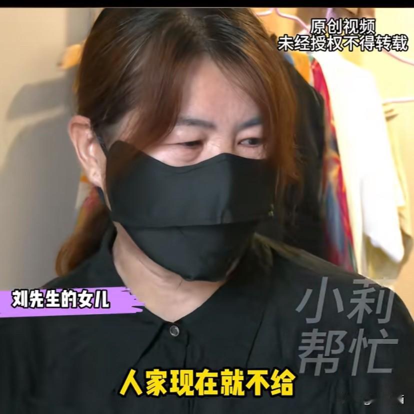 河南郑州，大爷遛弯时意外谈了一个小8岁的女朋友。女儿：你出去旅游一趟，咋还给我找