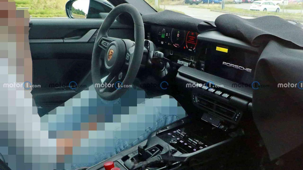 保时捷718 Boxster EV内饰谍照曝光
从图中能看出，内饰整体布局有所变