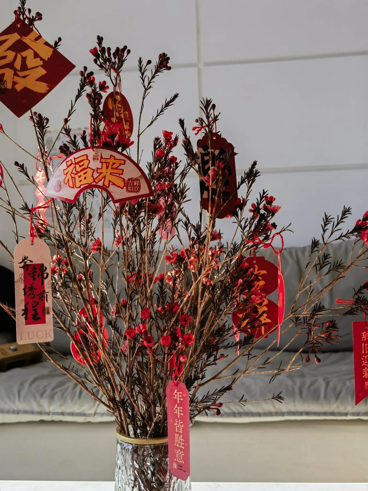 上句：张灯结彩送旧岁，盼请下联锣鼓喧天迎新年！