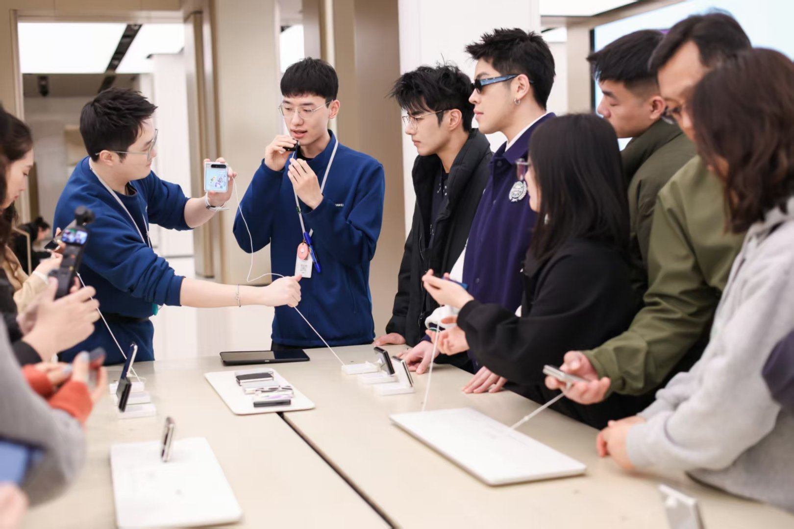 才发现超模感这么容易拿捏如果你也想在上海时装周这样的阔气场合中，轻松拿捏超模感，
