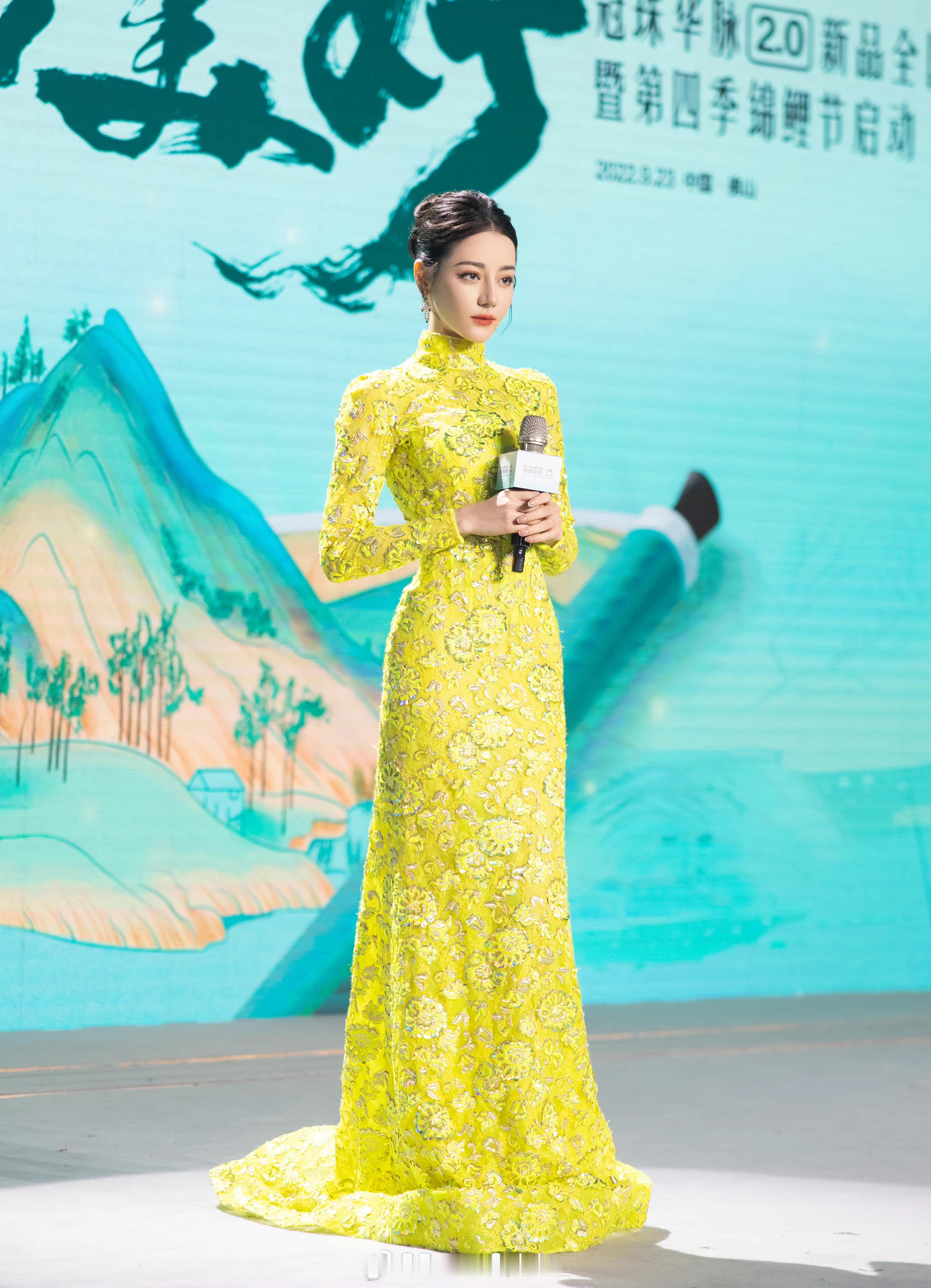 荧光绿这场有多出圈更不必多说阿姐太谦虚了这身材这脸蛋就要狠狠玩时尚 
