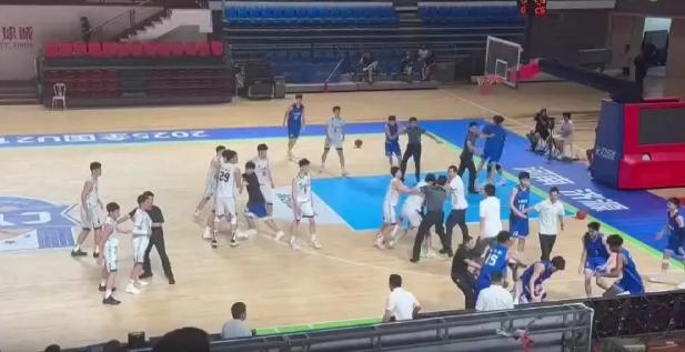 U21篮球赛蓝白两队上演全武行，蓝队采取单点爆破战术，一人放倒多位白队球员。
