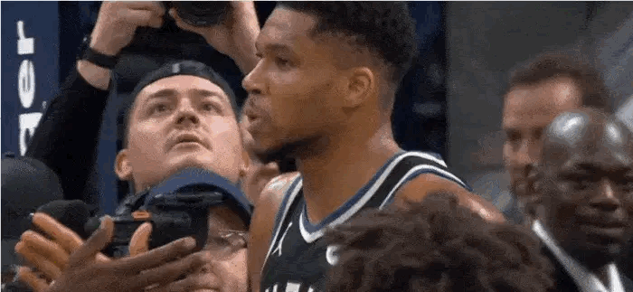 【特纳重返印城遭嘘声 字母哥命中绝杀后为特纳出头】字母哥中投绝杀步行者字母哥为特