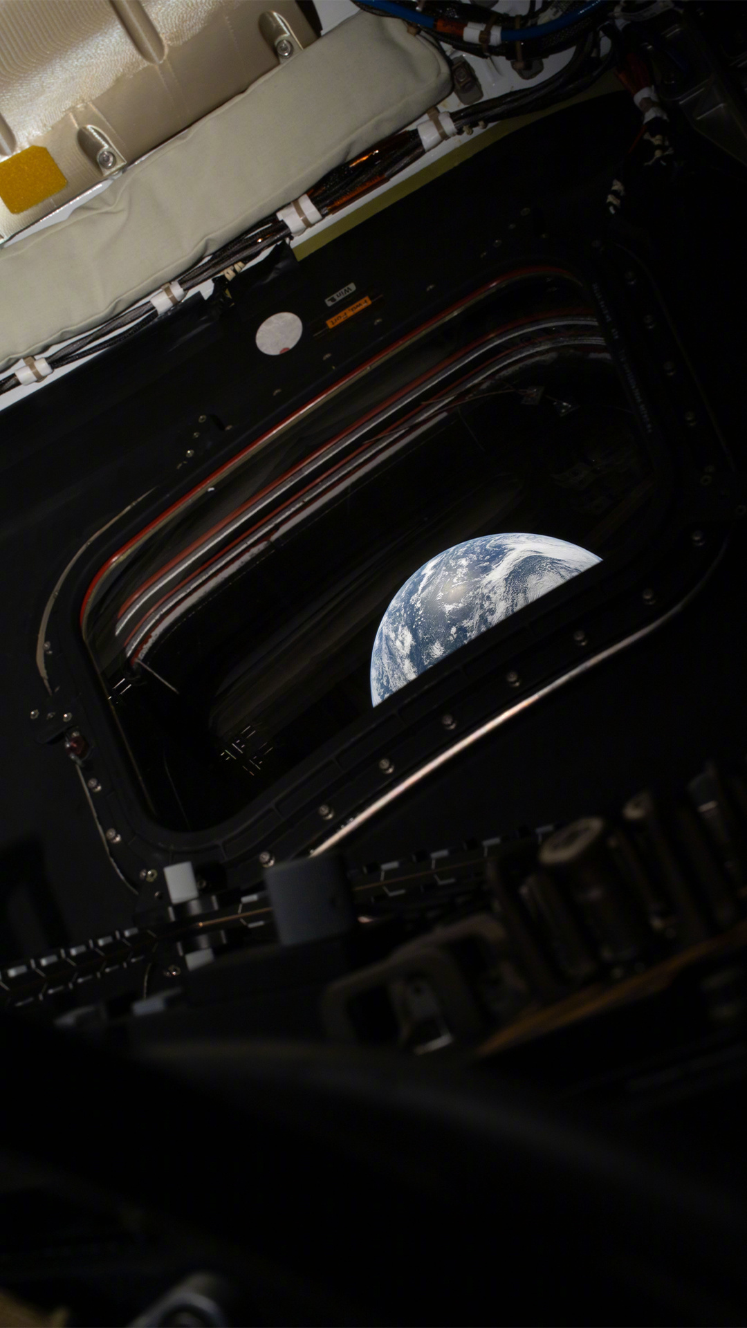 NASA发布有史以来最清晰的月球照片 由阿尔忒弥斯 2 号回传的大量高清的地月照