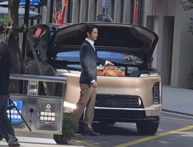 蔚来ES9前脸更好看，前备箱依然很大。 