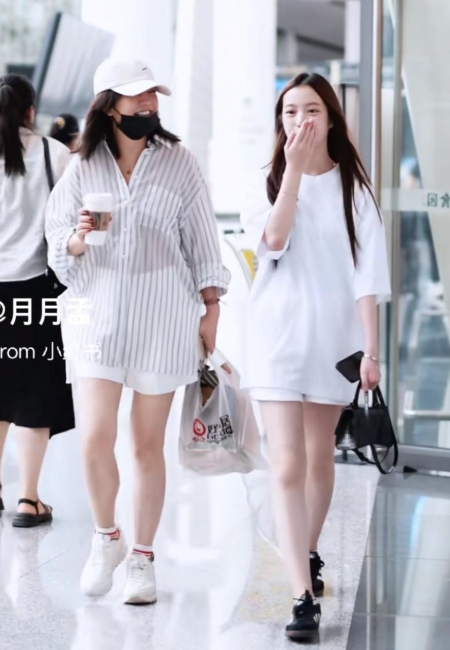 赵薇15岁女儿小四月近照曝光，一看就知道是谁的女儿！

赵薇也不装了，官宣离婚不