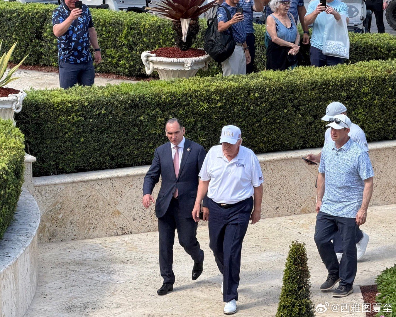 Trump今天在佛罗里达打高尔夫戴着和昨天“迎接阵亡美军”仪式上，同样的帽子FO