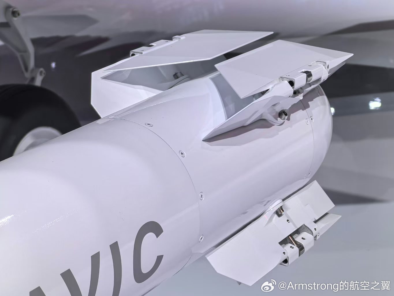 折叠弹翼版PL-15E出口型，配合歼-35出口型的吧 