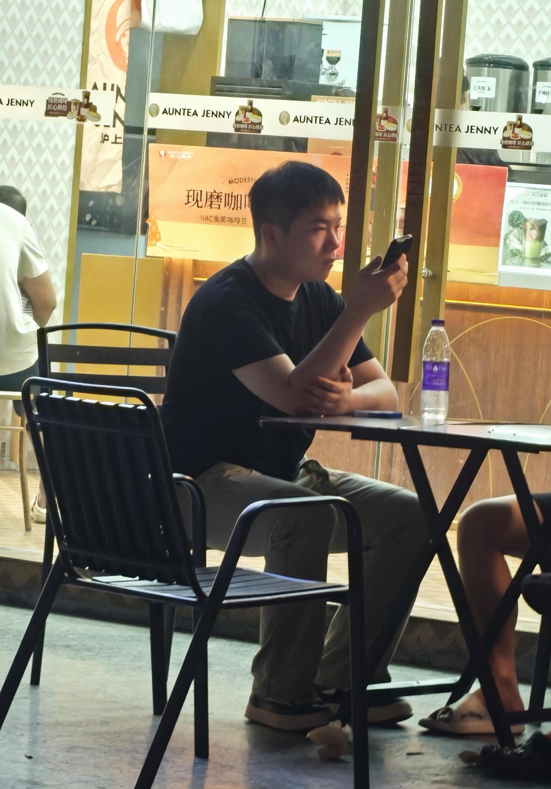 这不是那谁嘛要求合影还被拒绝了 