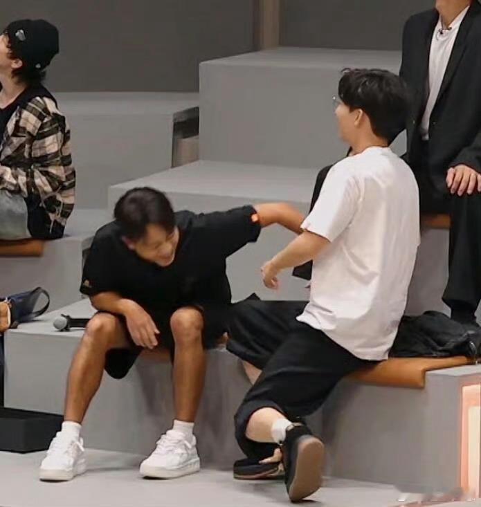 胡夏李克勤披哥的友谊还在延续 从舞台搭档到彼此的演唱会嘉宾，他们的友情在时光里沉