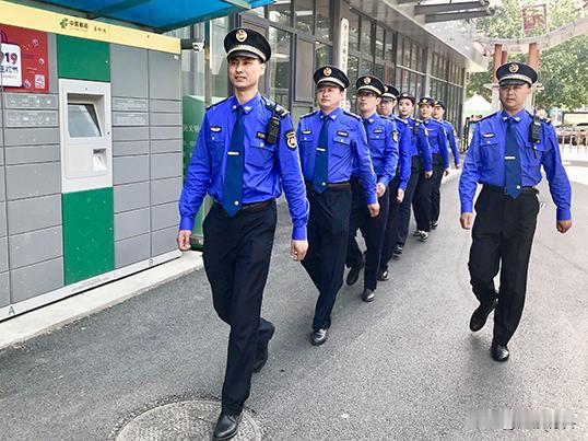 江苏无锡，城管局采购制服，47套衣服一共花了21万多，平均下来每套4591元。城