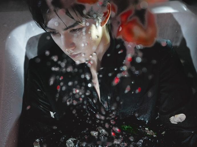 #赵一博暗夜公爵##赵一博吸血鬼王子造型# 赵一博的暗夜公爵形象魅力无穷，腥红瞳