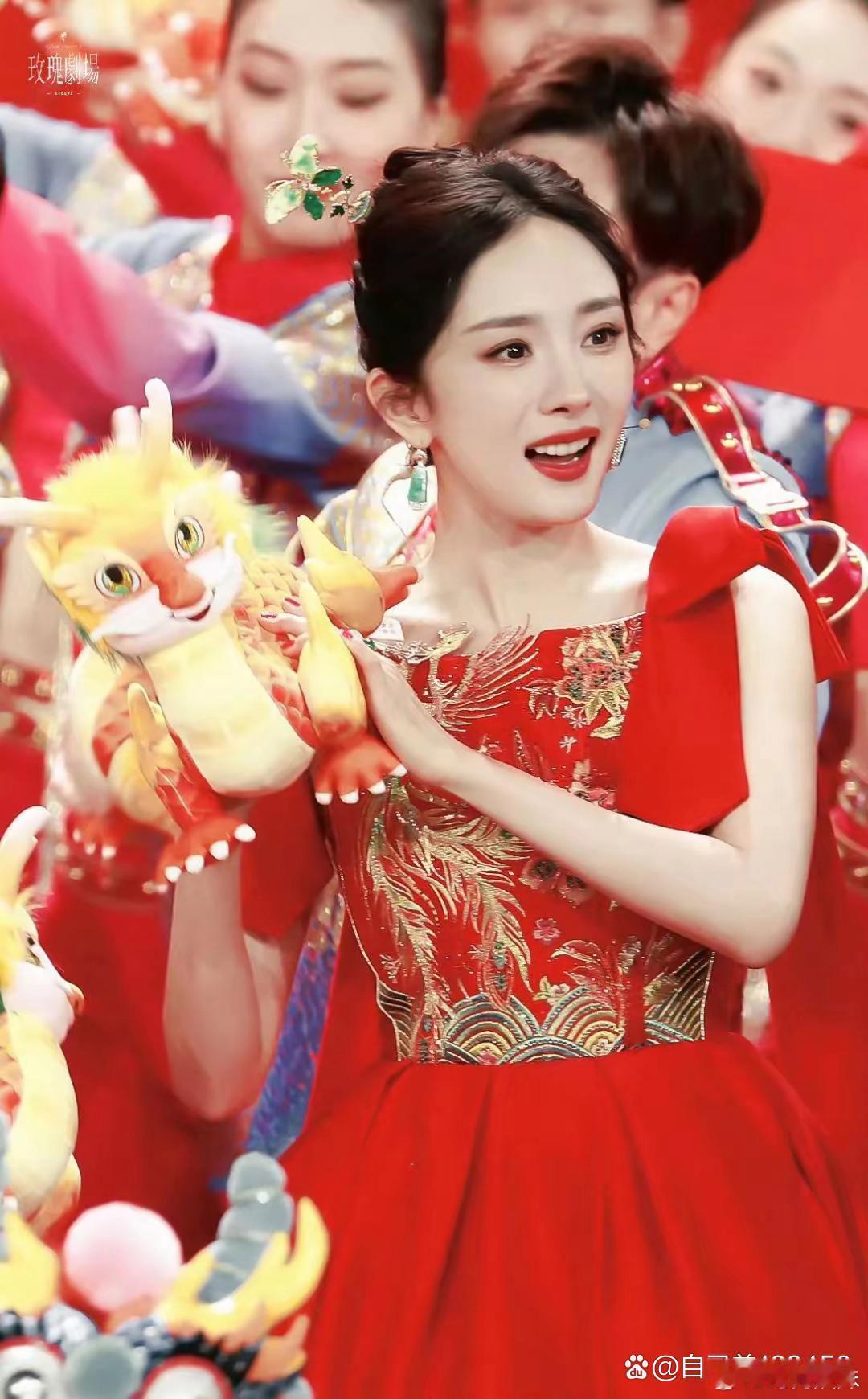 春晚还得是杨幂，红衣穿得太美了 