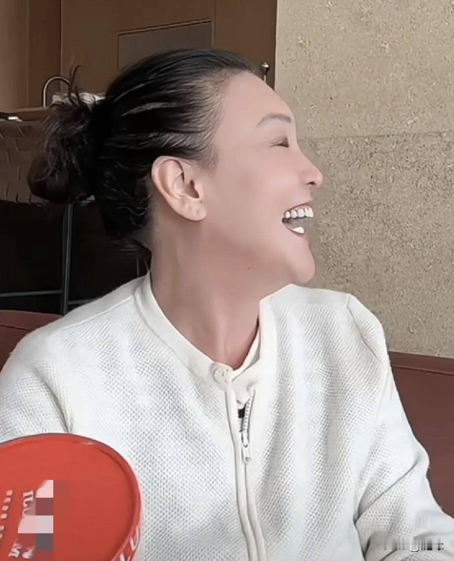 张兰笑开了花！
小箖箖跟同学视频，非常骄傲的给同学介绍奶奶，还特意让同学看一看自