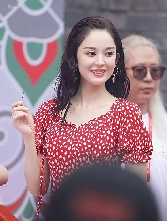 这是娜扎最胖的时候吧，瘦了确实更绝 