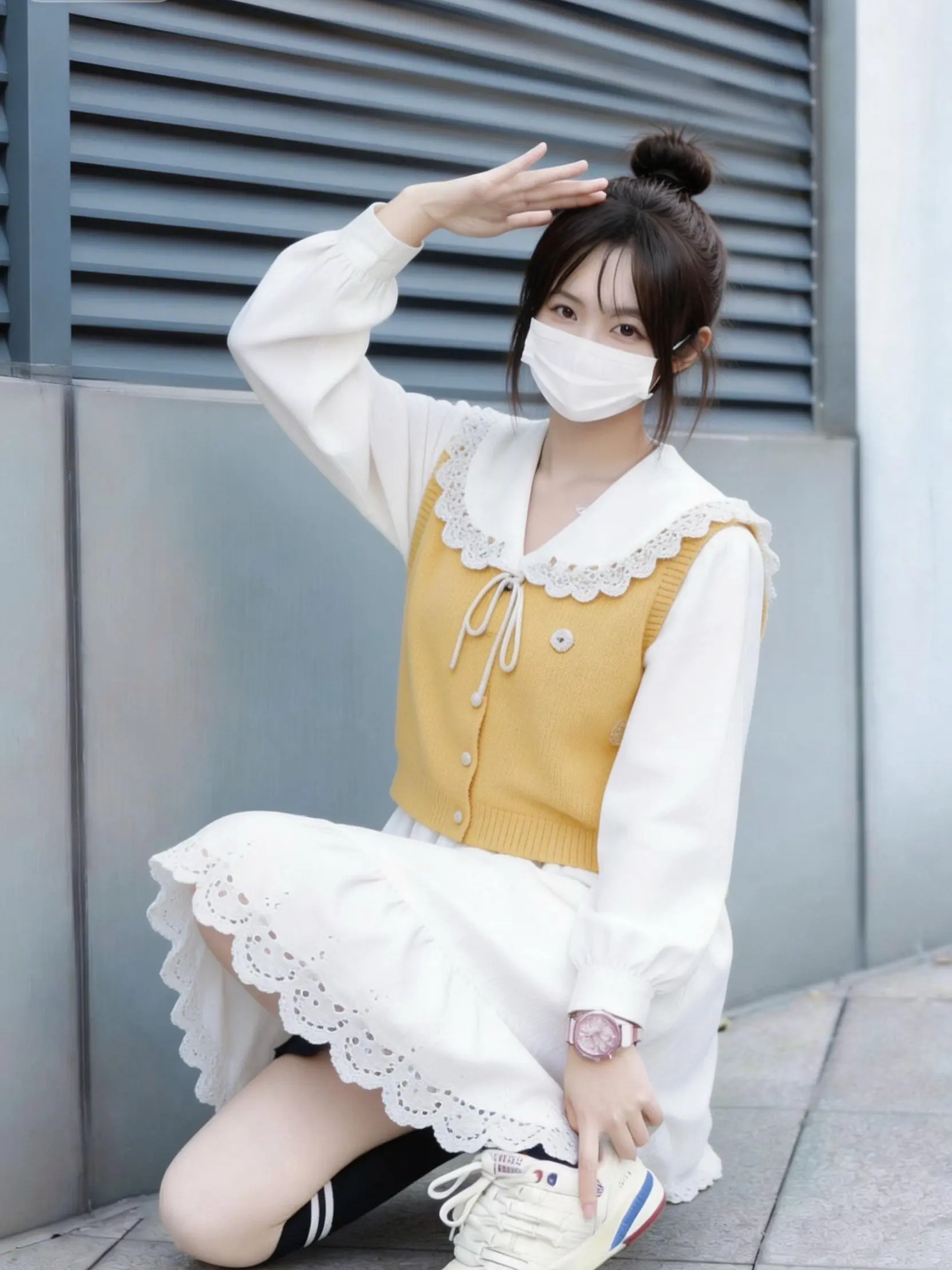 把阳光穿在身上！这套黄白叠穿太治愈了。这套奶黄马甲+娃娃领裙套装我真的...