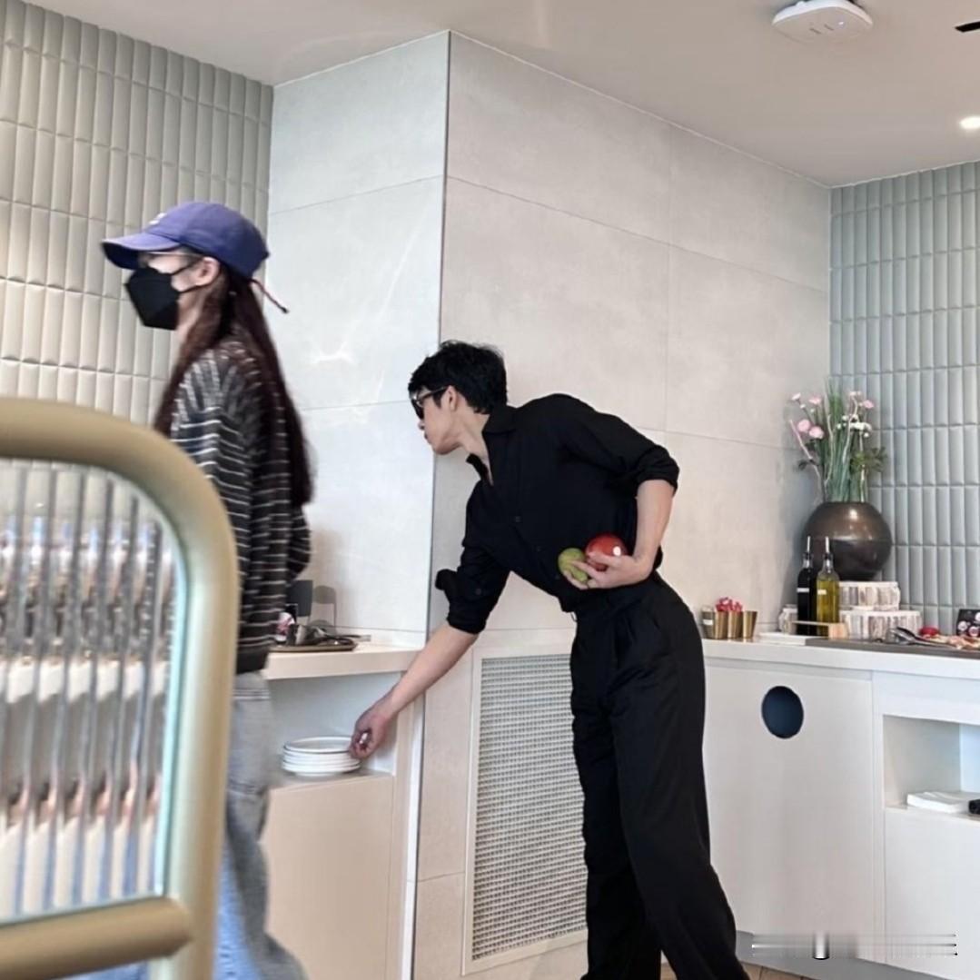 井柏⁠‍然‍‌和超模女‏‍⁠友‍‌‌刘雯同框亮相被偶遇，两﻿‍个﻿人‏的‌穿搭都