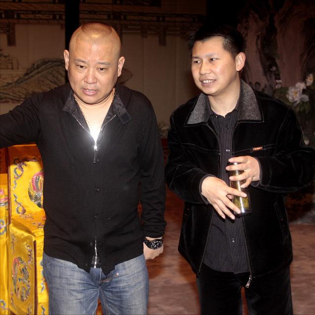 相声演员，侯耀华，在一次相声同门聚会上，高调宣布，我要收何云伟为徒，不少人反对，