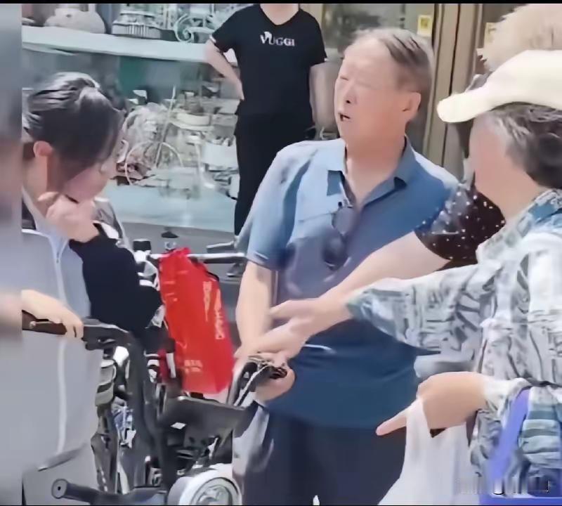 上学途中暖心一幕：少年善意解围，温柔治愈人心
 
清晨的上学路上，车流人流匆匆，