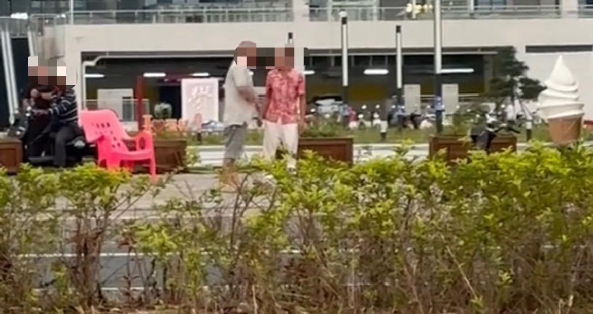 【玉林某站广场两名男子发生口角】

近日，网友爆料称：玉林某站广场两名男子发生了