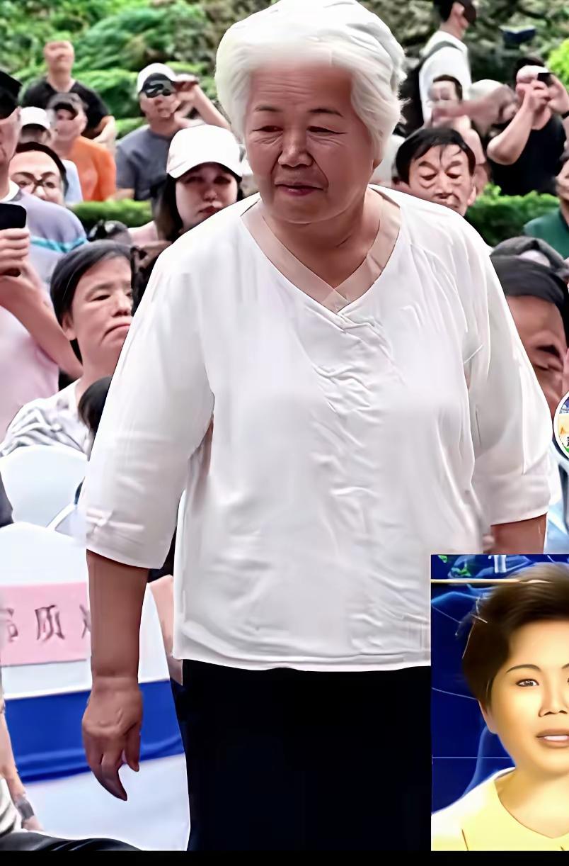 你们认识这位白发苍苍的奶奶吗？
她的身体硬朗，但是她的主持功底很沉稳，很自然，就