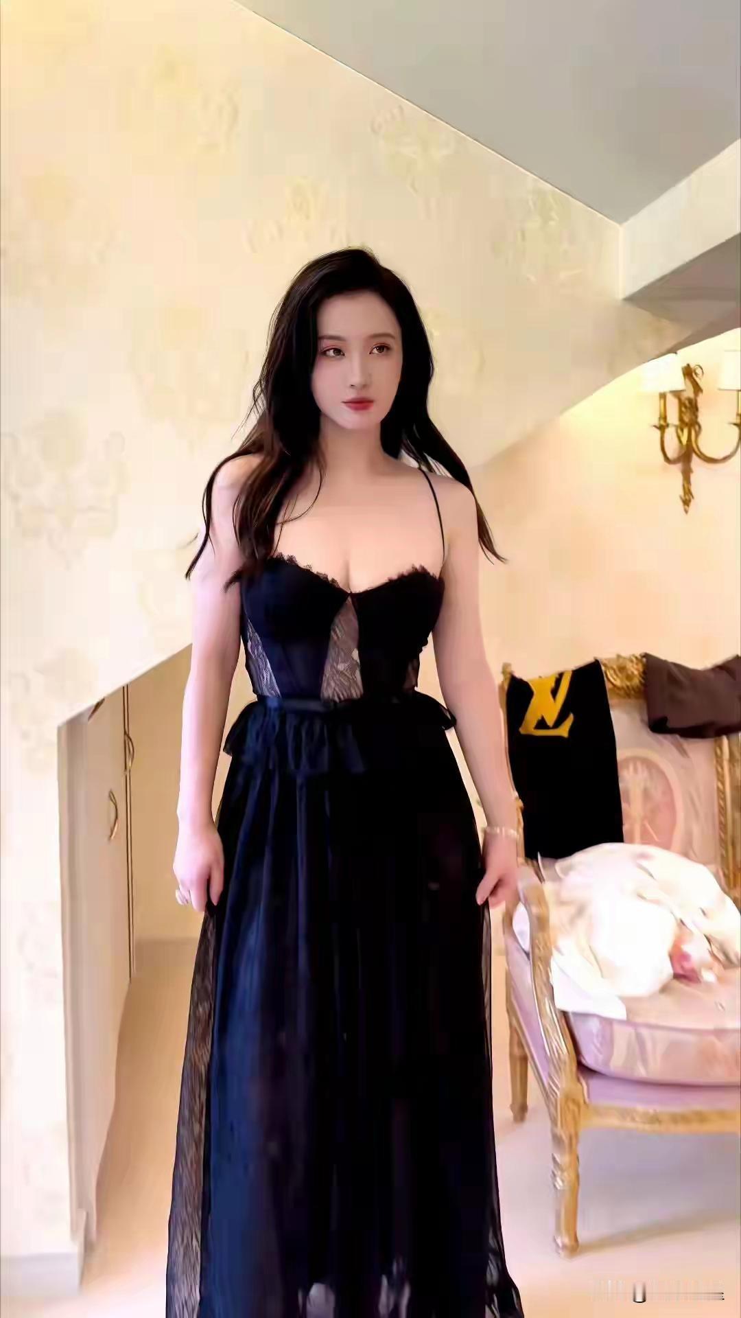 张萌这是要给人迷死吗？怎么可以长的这么漂亮？美的太过分了。
肤白貌美大长腿，完美