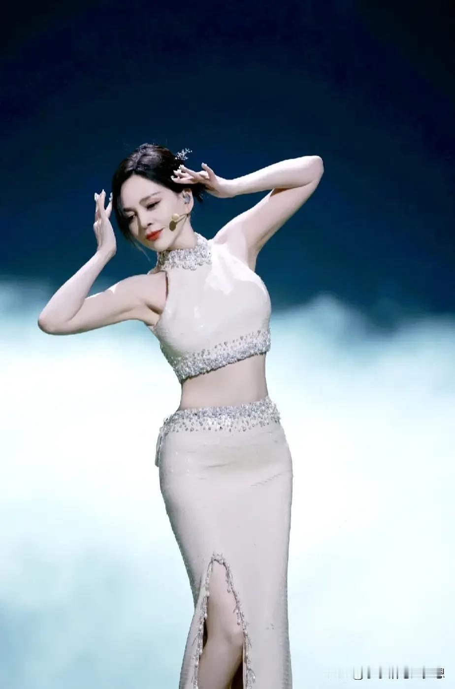 这是雪姨，王琳！54岁这种状态实在是太吓人了！这是她参加乘风2024，戚薇一组唱