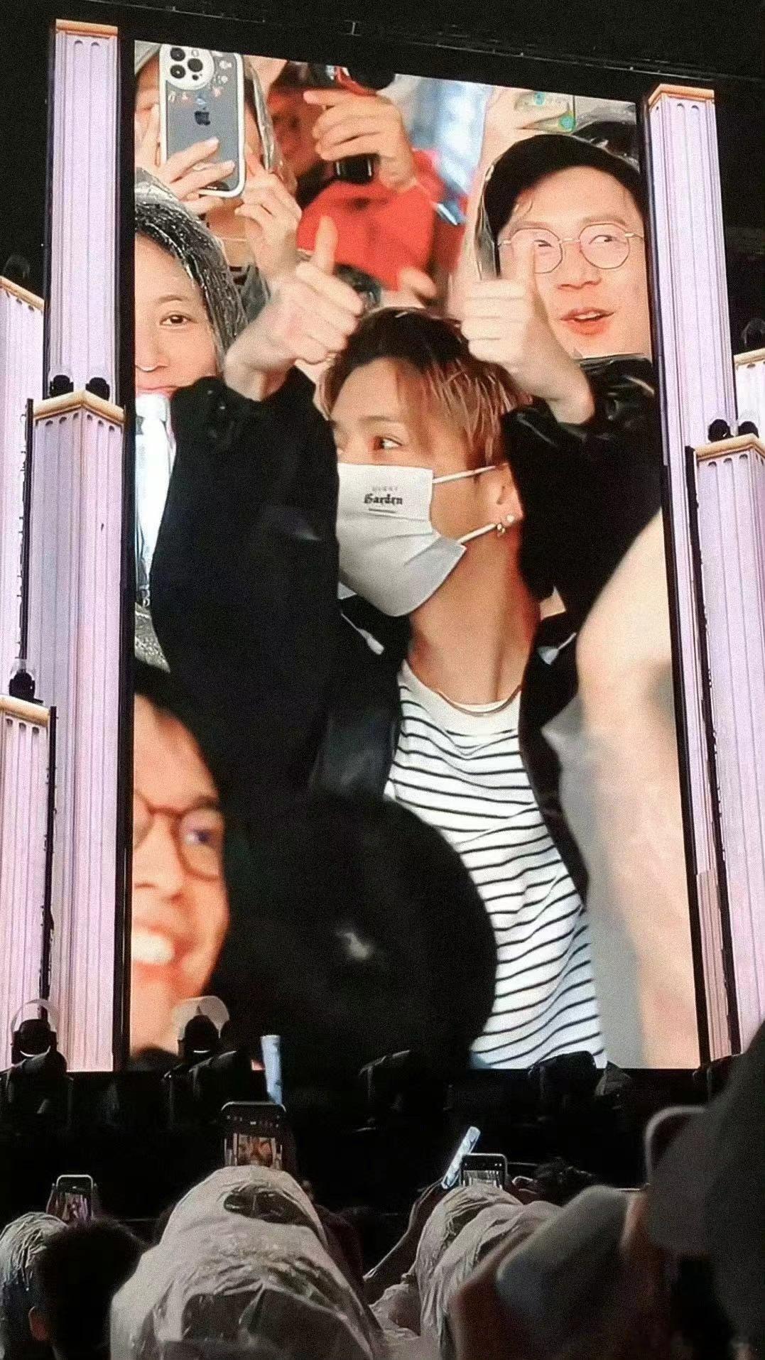 #鹿晗少年感的具像化# 鹿晗去看邓紫棋演唱会，咱就说鹿哥这状态谁懂满分少年感的具