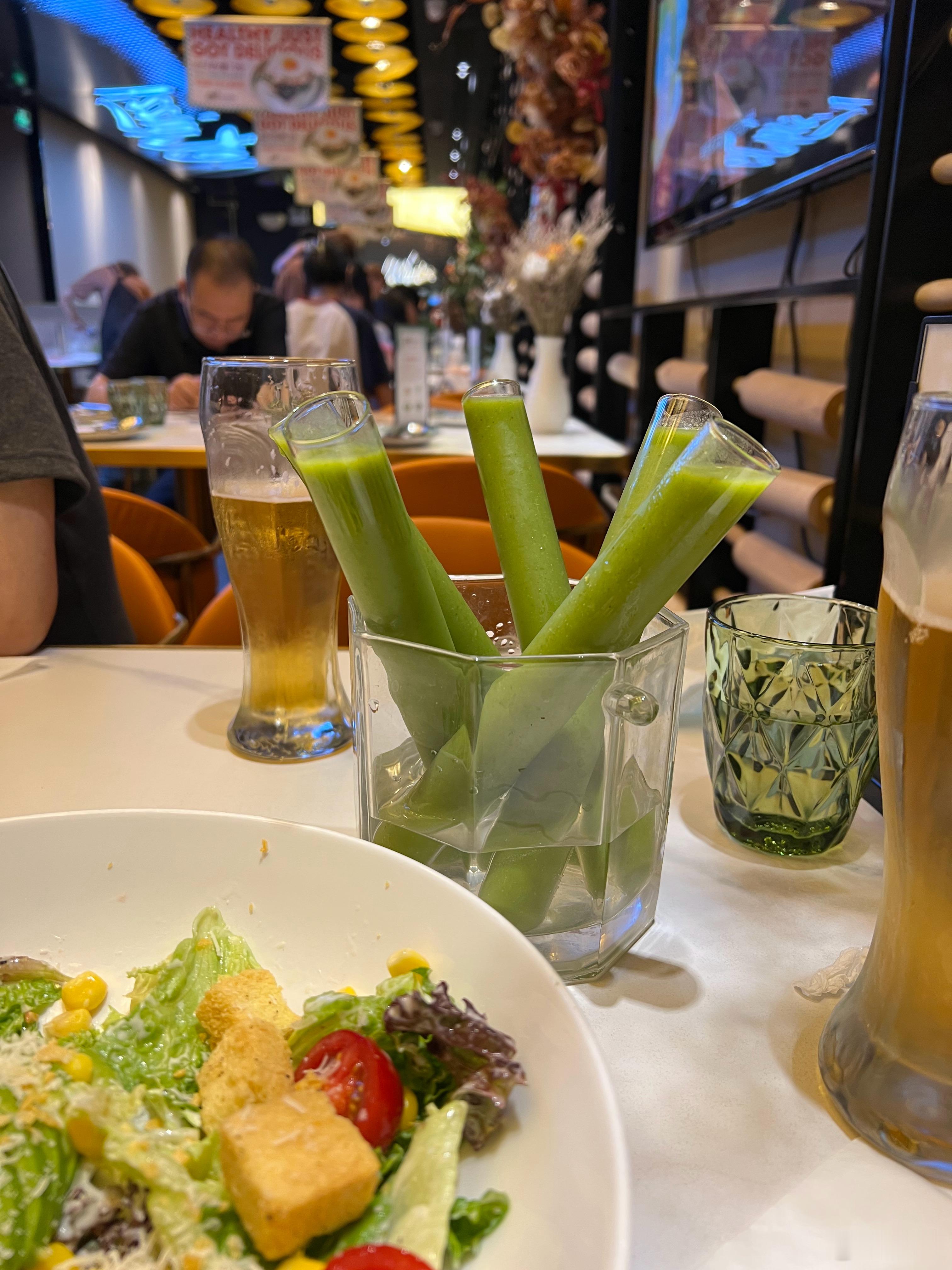 日常碎片plog  凯撒牛油果沙拉、黑松露松茸野菌披萨、活跃纤维（猕猴桃汁）、青