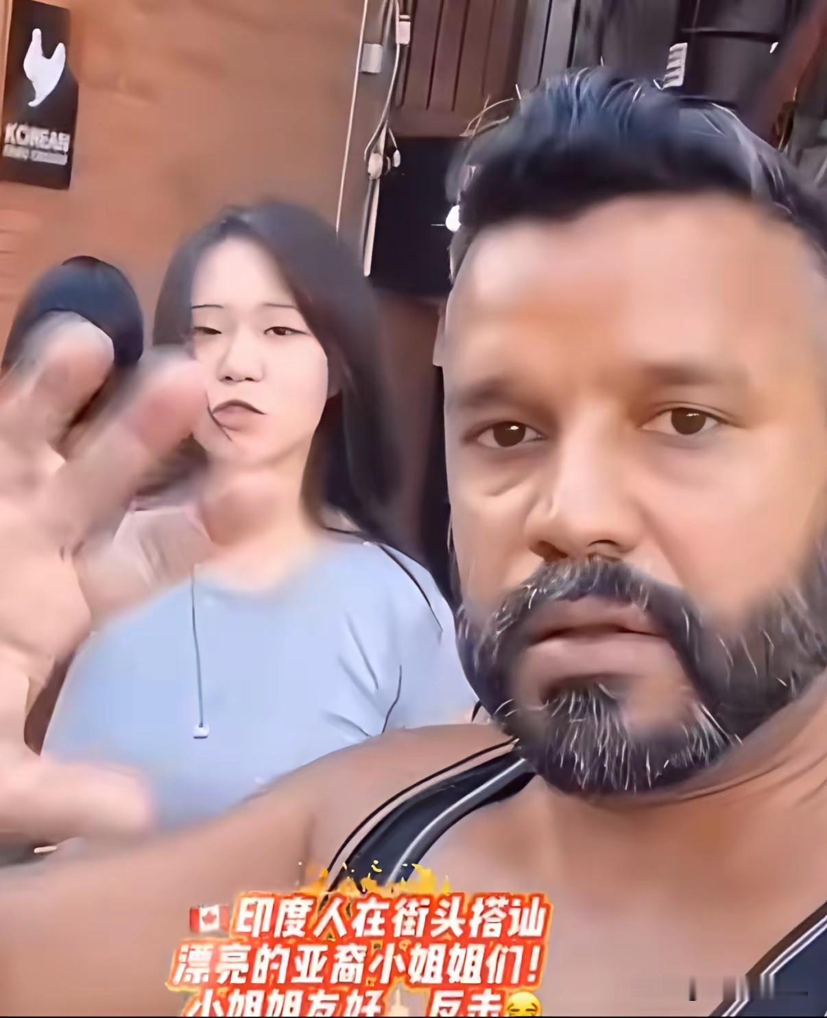 日本女孩很少会搭讪别人吧？这不，一个印度博主在街头搭讪日本女孩，结果遭到竖中指和