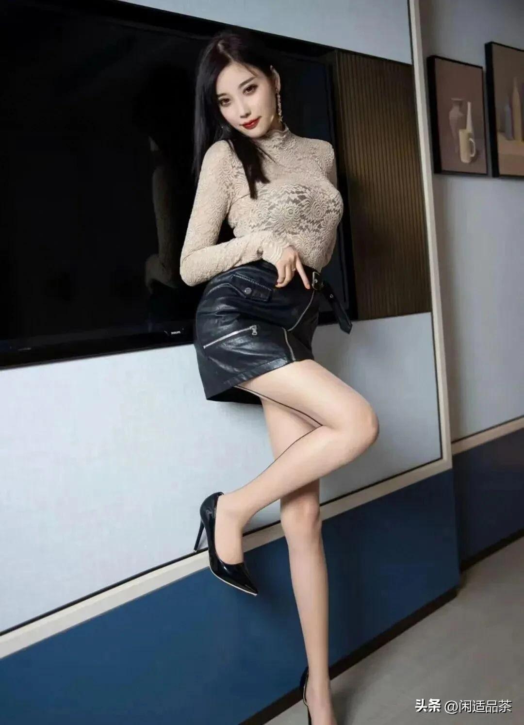 黑色短裙，性感妩媚。